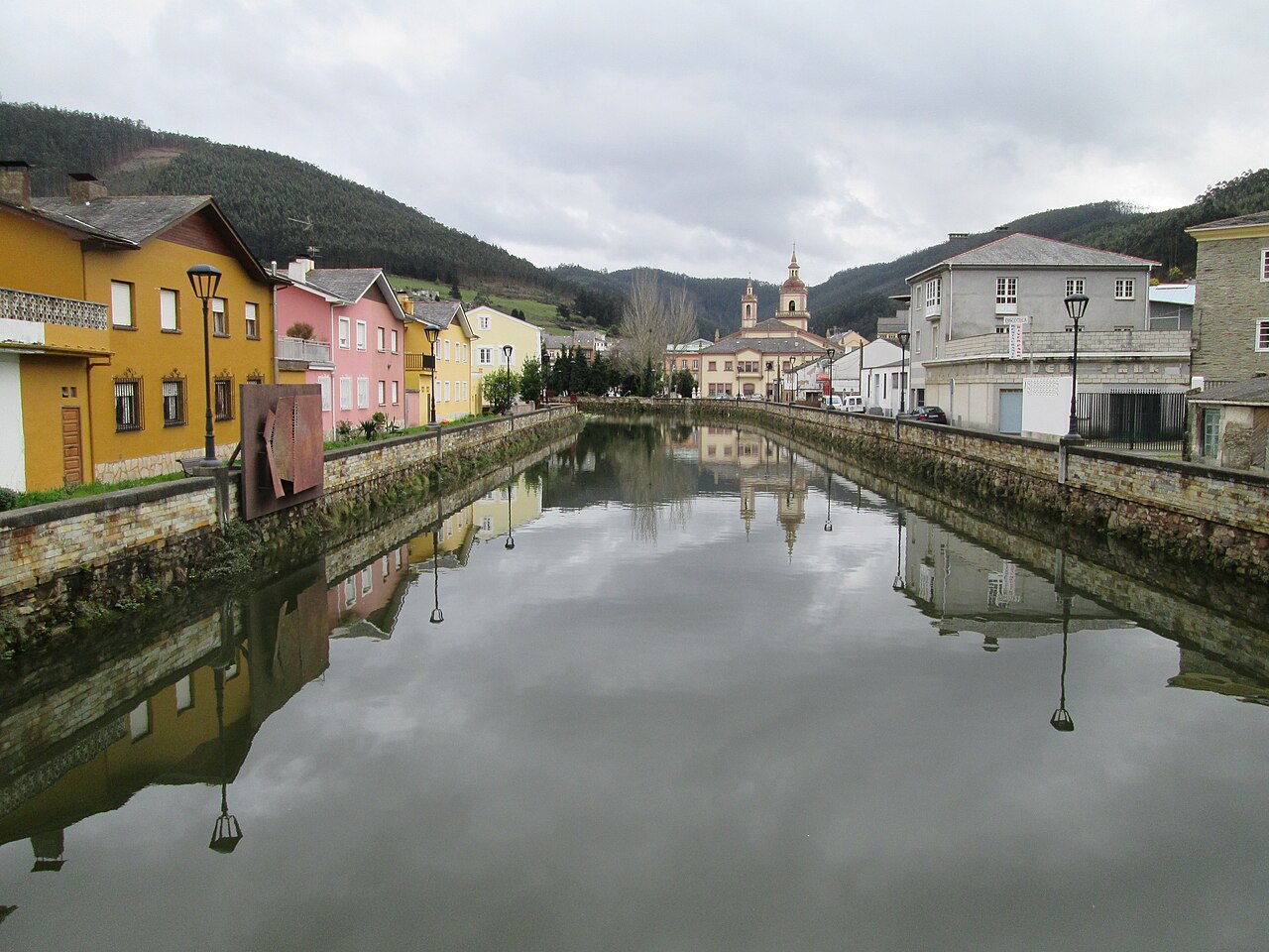 Río Suarón a su paso por Vegadeo, con construcción tradicional de piedra.