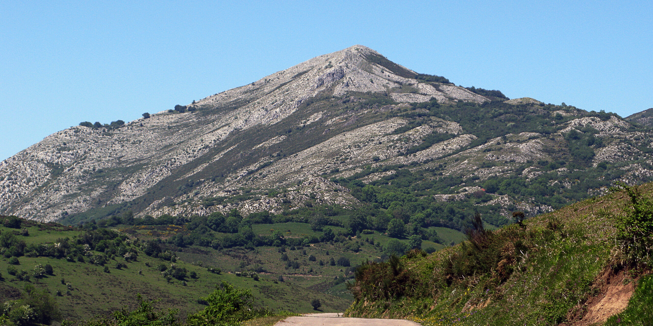 El pico Caldoveiro visto desde los Puertos de Marabio, en el concejo de Yernes y Tameza.